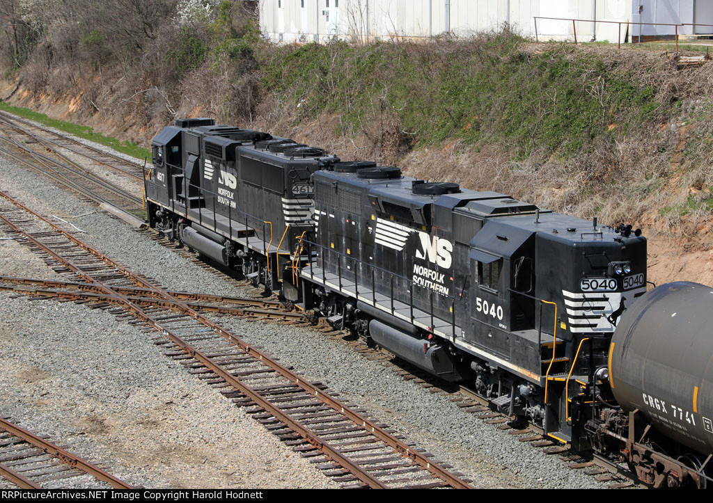 NS 4617 & 5040 push train E60 across Boylan Junction